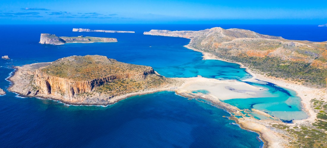 Blick auf Strand, Inseln und türkisfarbenes Wasser