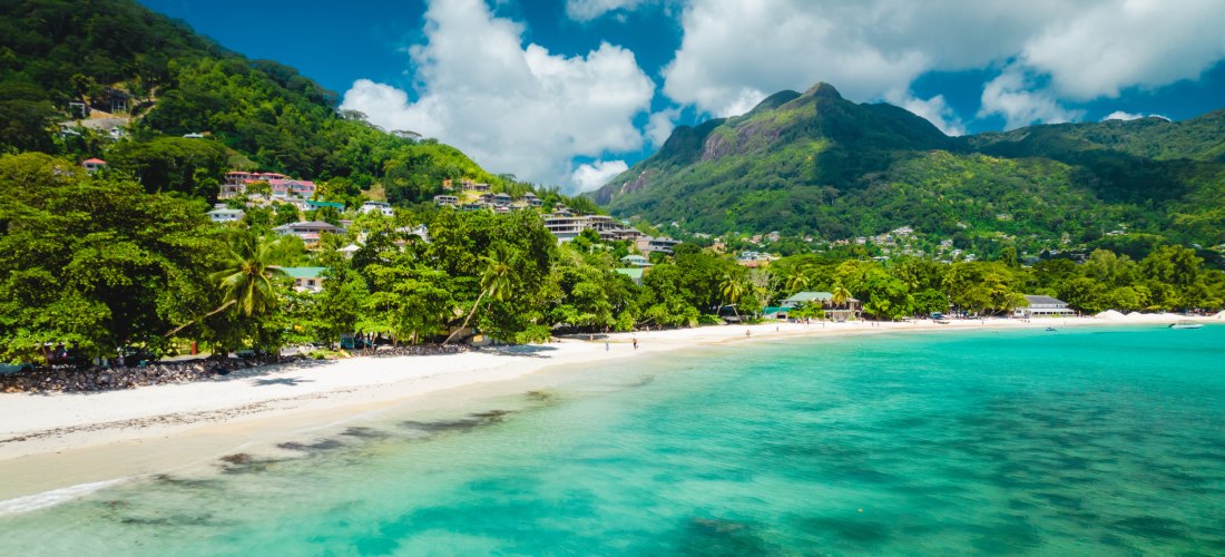 Beau Vallon Seychellen 2025/2026 – Panoramablick auf den beliebten Strand mit türkisfarbenem Wasser, grünen Hügeln und Hotels