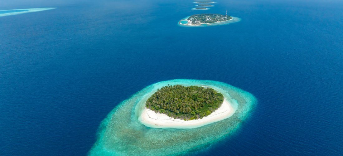 Luftaufnahme einer tropischen Insel im Baa-Atoll, Malediven