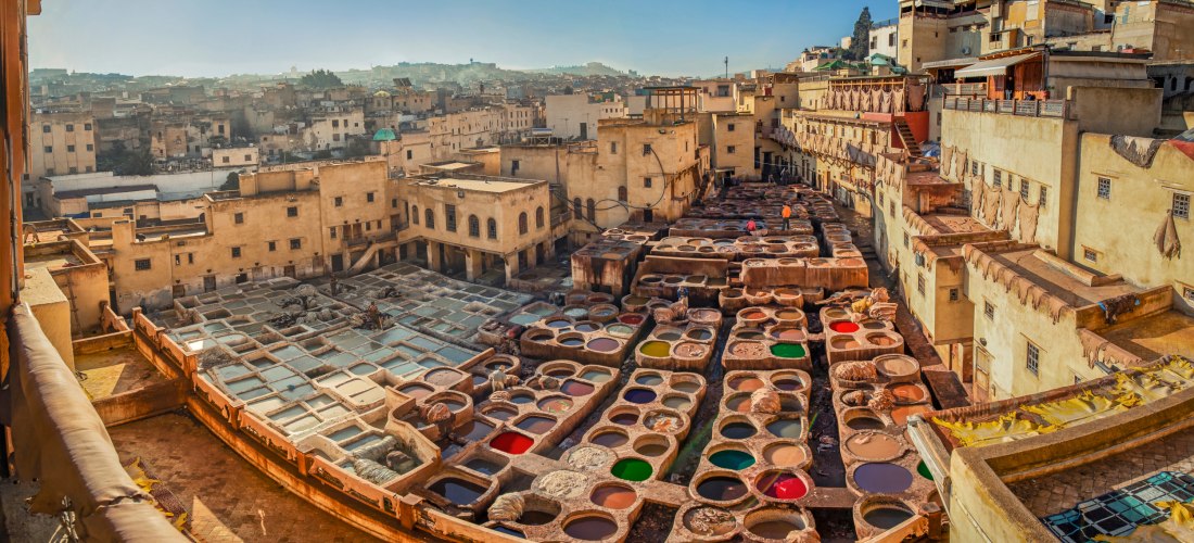 Bunte Färbebottiche in den traditionellen Gerbereien der Medina von Fès, Marokko – UNESCO-Weltkulturerbe und beliebte Sehenswürdigkeit.