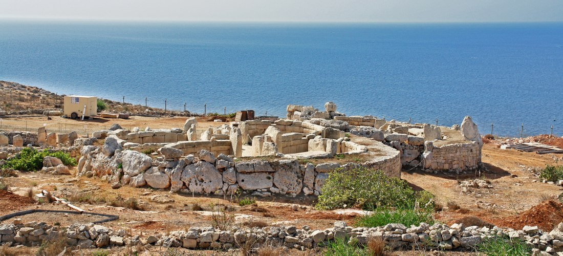 Mnajdra Tempel auf Malta mit Blick auf das Mittelmeer, eine der ältesten freistehenden Tempelanlagen der Welt