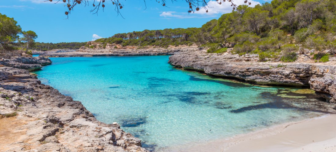 Natürliche Bucht mit türkisfarbenem Wasser und Felsklippen im Naturpark Mondragó auf Mallorca