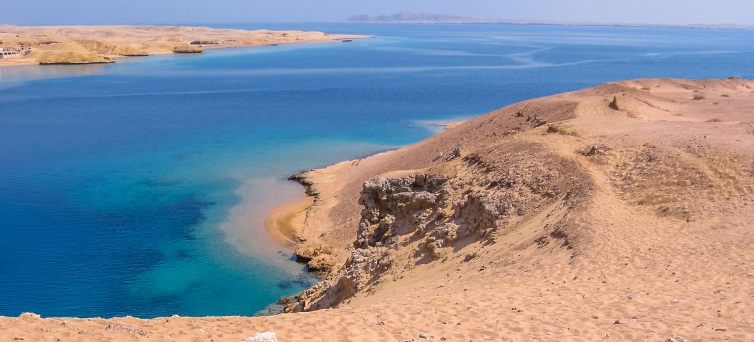 Luftaufnahme des Ras Mohammed Nationalparks mit seinem klaren und durchsichtigen Wasser und seinem berühmten Riff