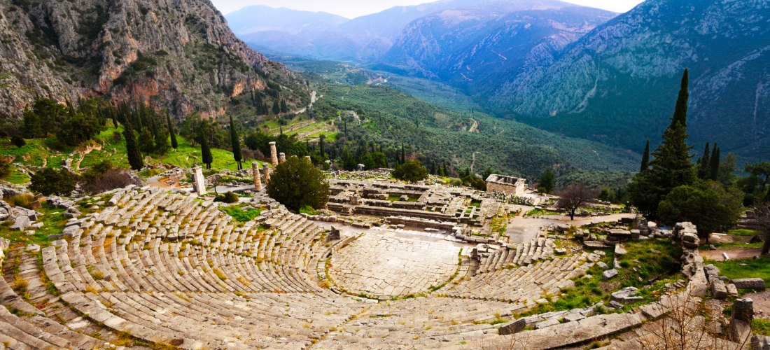 Antikes Theater von Delphi in Griechenland mit Blick auf das Tal und die umliegenden Berge
