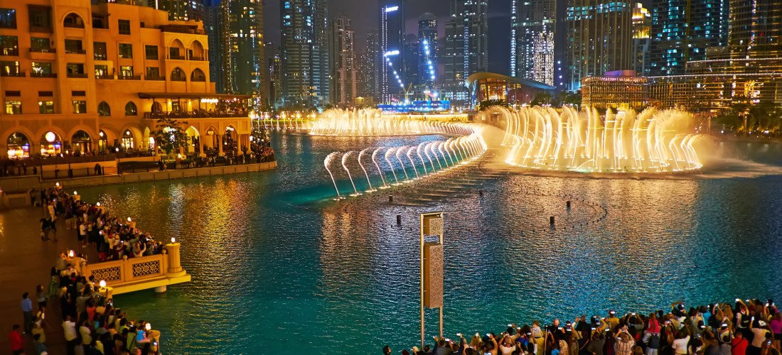 Menschenmenge am Dubai Fountain, die sich die Show ansieht