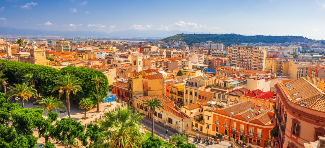 Blick über die Altstadt von Cagliari auf Sardinien mit bunten Häusern, Palmen und mediterraner Atmosphäre – Sehenswürdigkeit und Highlight im Süden der Insel