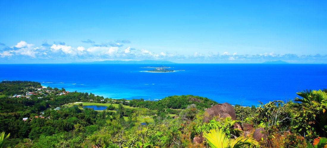 Cousin Island Seychellen 2025/2026 – Panoramablick über grüne Natur, türkisblaues Meer und kleine vorgelagerte Inseln