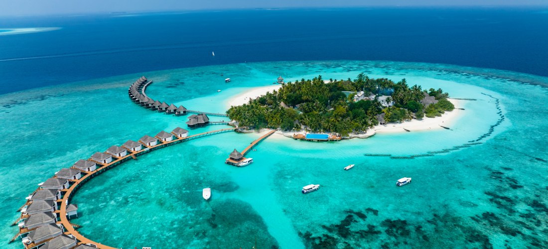 Luftaufnahme, Malediven, Nord-Malé-Atoll, Indischer Ozean, Thulhagiri Island Resort mit Wasserbungalows
