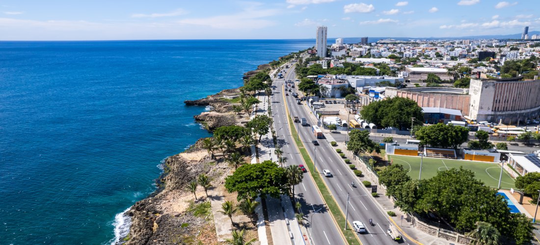 Küstenstraße Malecón in Santo Domingo mit Blick auf den Atlantik und die Skyline der Stadt, Dominikanische Republik