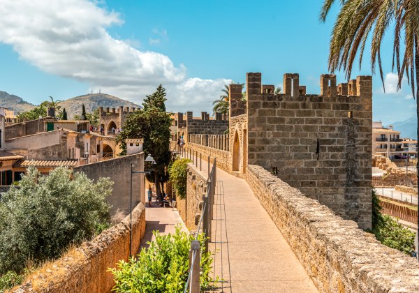 Mauern der Festung Porta del Moll in der Altstadt von Alcudia