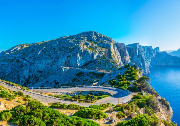 Eine Küstenstraße schlängelt sich durch Mallorca