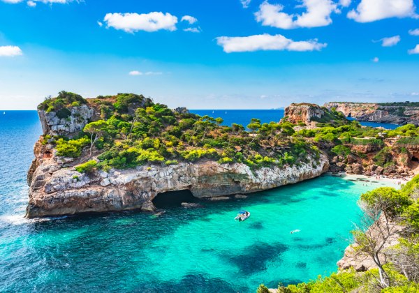 Strand auf Mallorca mit Felsen
