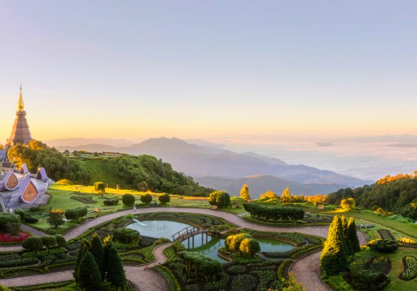 Landschaft mit zwei Pagoden auf dem Gipfel des Bergs