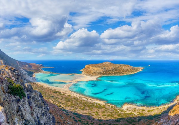 Blick auf Strand, Inseln und türkisfarbenes Wasser