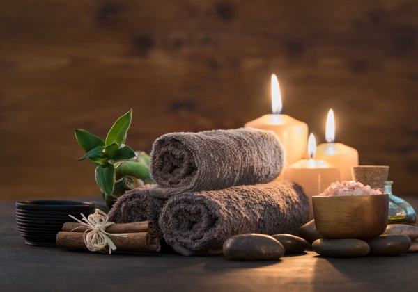 Kerzen, Handtücher und Accessoires für Wellnessbehandlungen