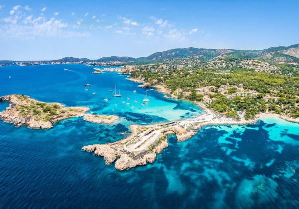 Luftaufnahme der Küste und Cala Xinxell, Illetas, Insel Mallorca