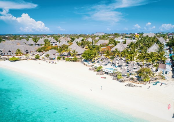 Hotelanlage am Strand, türkisblaues Wasser, weißer Sand