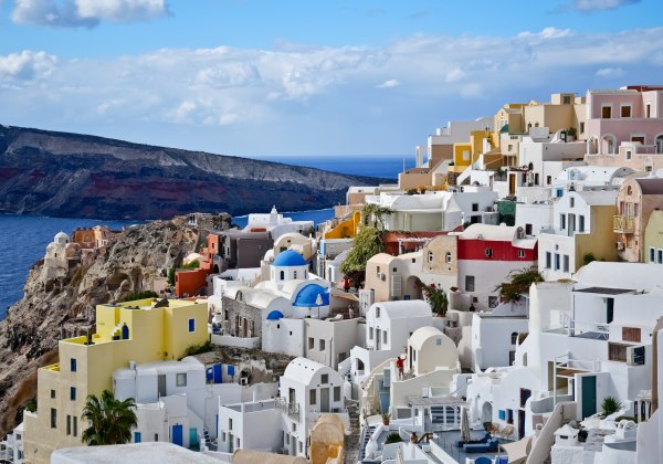 bunte Häuser in einem traditionellen Santorini-Dorf