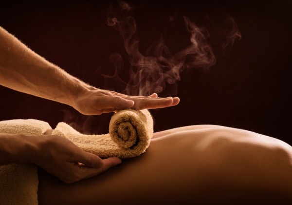 Wellnessbehandlung mit heißem Handtuch für den Körper