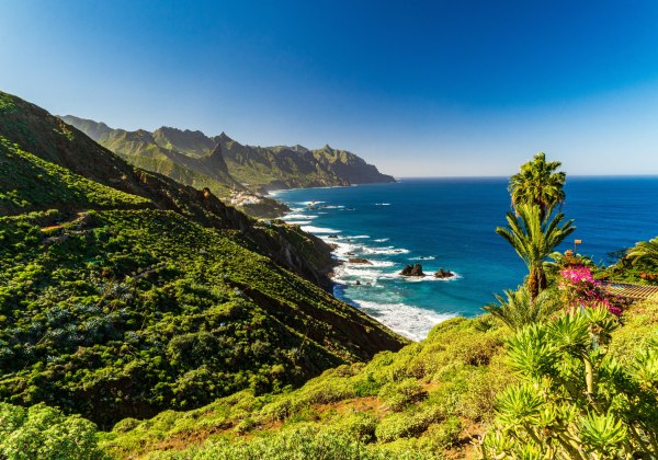 Blick auf das Meer und die mit Grün bedeckten Berge