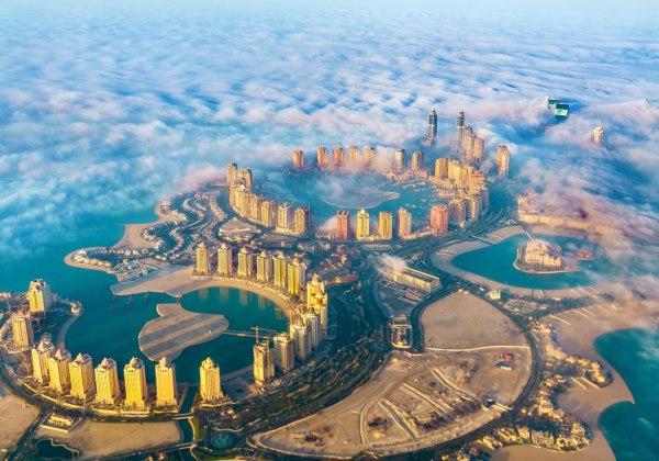 Luftaufnahme der Pearl-Qatar-Insel in Doha durch den Morgennebel - Katar
