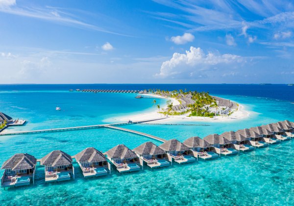 Ein atemberaubendes Luxusresort auf einer tropischen Insel mit eleganten Wasservillen, weißem Sandstrand und kristallklarem Meer.Perfekt für einen exklusiven Traumurlaub inmitten paradiesischer Natur.