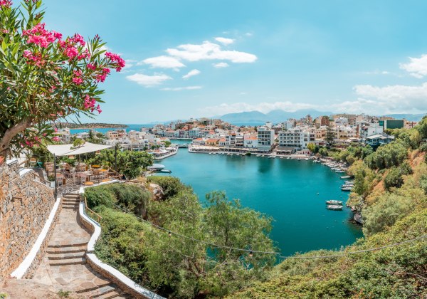 Blick über den Voulismeni-See und die malerische Hafenstadt