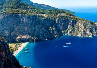 Kelebekler Vadisi (Butterfly Valley): Strandbucht zwischen Felsklippen und Wald am Mittelmeer