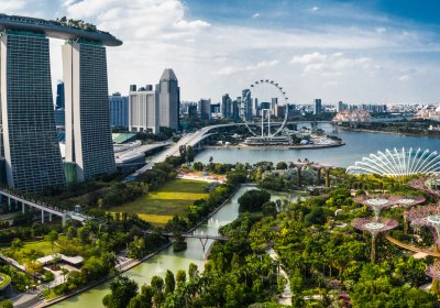 Skyline von Singapur mit Marina Bay Sands und Gardens by the Bay