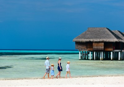 Familie am Strand Malediven