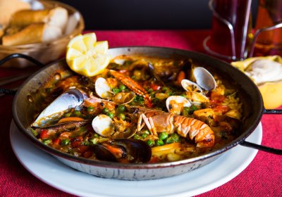 Meeresfrüchte-Paella in der Pfanne auf Ibiza