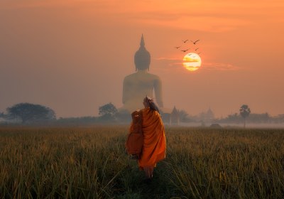 buddhist läuft im Sonnenuntergang