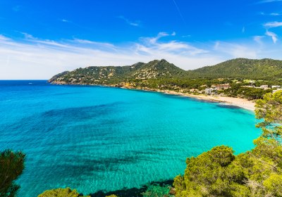 Balearen Urlaub – Türkisblaues Meer und Badebucht im Mittelmeer