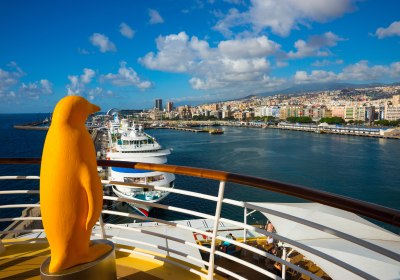Kreuzfahrthafen auf den Kanaren mit Kreuzfahrtschiff und Stadtpanorama