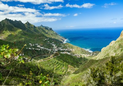 Bergküste auf Teneriffa mit Ort in den grünen Hängen und Blick auf den Atlantik