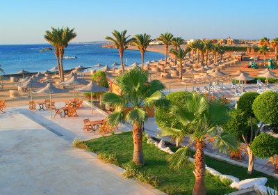 Strand in Hurghada – Ägypten Urlaub am Roten Meer mit Palmen und Sonnenschirmen