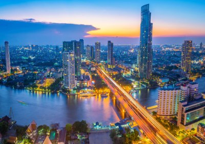 Bangkok bei Nacht – Panorama mit Skyline und dem Chao Phraya Fluss