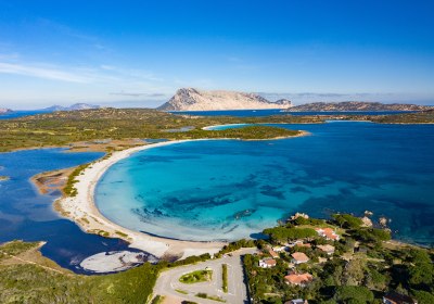 Sardinien – Traumhafte Bucht mit türkisblauem Meer bei Tavolara