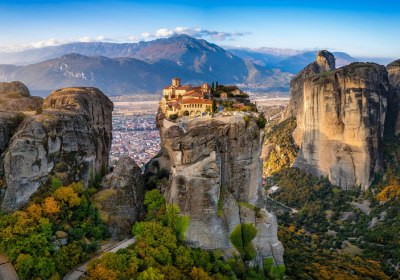 Meteora-Kloster auf Felsformationen mit Blick ins Tal, Griechenland