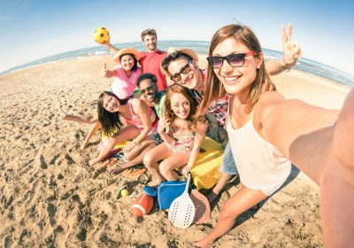 Mallorca Gruppenreise Selfie Freunde