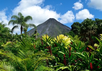 Vulkan Arenal inmitten tropischer Vegetation