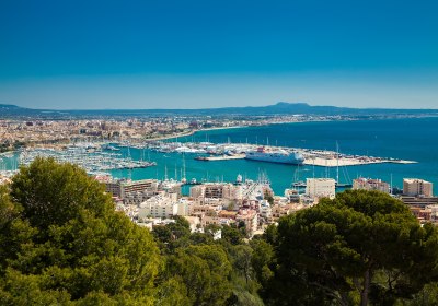 Start einer Kreuzfahrt im Hafen von Palma de Mallorca