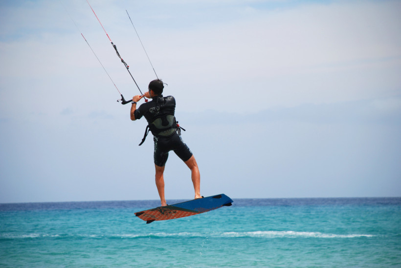 Kitesurfer springt über dem Meer vor der Küste von Jandía