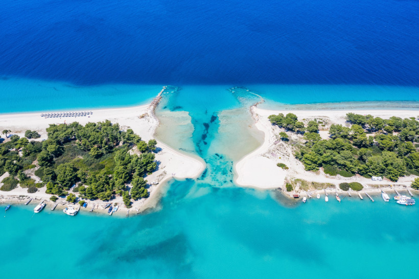 Griechenland - Chalkidiki Atemberaubende Luftaufnahme des Kanals von Potidea auf Chalkidiki, wo zwei Strände und türkisfarbenes Wasser aufeinandertreffen. Ideal für Strandurlaub in Griechenland.