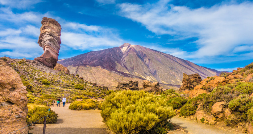 Roques de García vor dem Teide Wanderweg bei den Roques de García im Teide-Nationalpark auf Teneriffa, mit markantem Felsen und Blick auf den Pico del Teide unter blauem Himmel – beliebtes Natur- und Wanderziel.