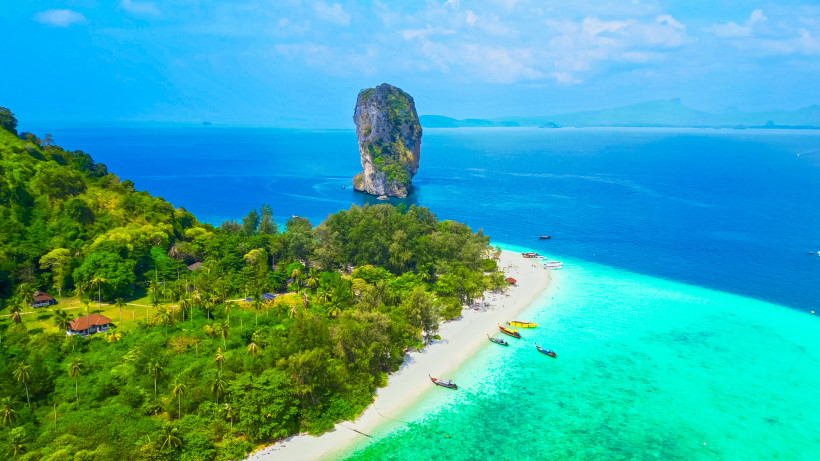Luftaufnahme von Poda Island bei Krabi in Thailand mit weißem Sandstrand, türkisblauem Wasser und tropischer Vegetation.
