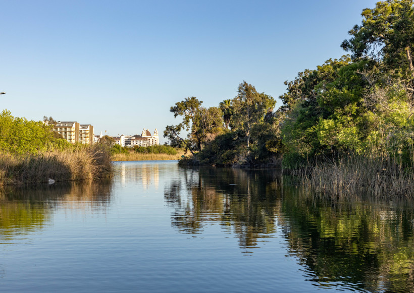 Blick auf den Titreyengöl bei Side mit ruhigem Wasser, Schilf und grüner Natur