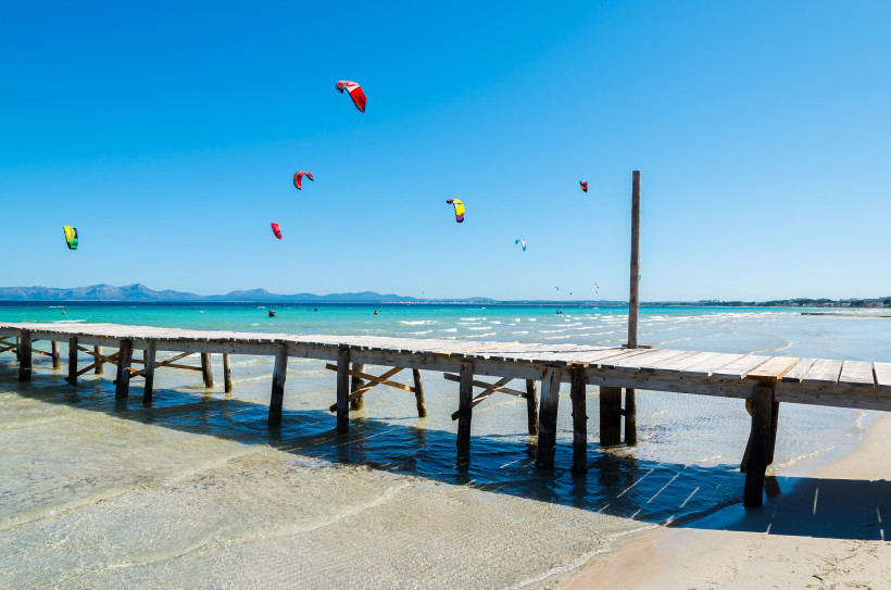 Kitesurfer in der Bucht von Alcúdia nahe Playa de Muro, Mallorca