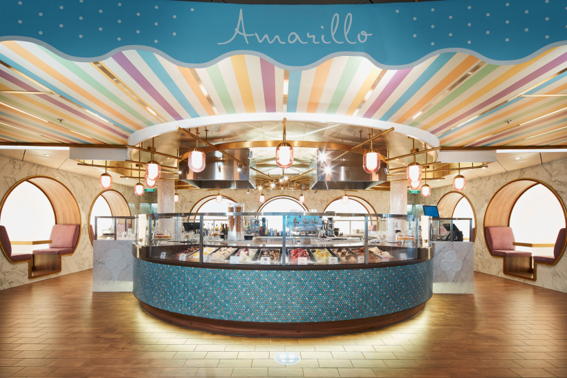 Gelateria Amarillo – runde Eistheke im Innenraum Innenansicht der Gelateria Amarillo mit runder Eistheke und buntem Deckenmuster