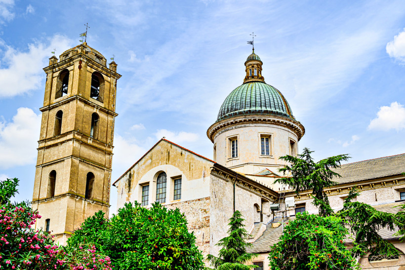 Kathedrale von Savona mit Glockenturm und Kuppel vor blauem Himmel